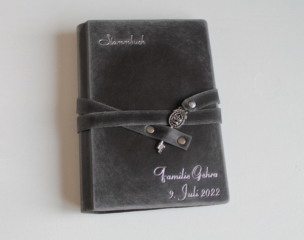 Stammbuch "Schlüssel - Krone" in Vintage-Look aus Nappaleder, schwarz